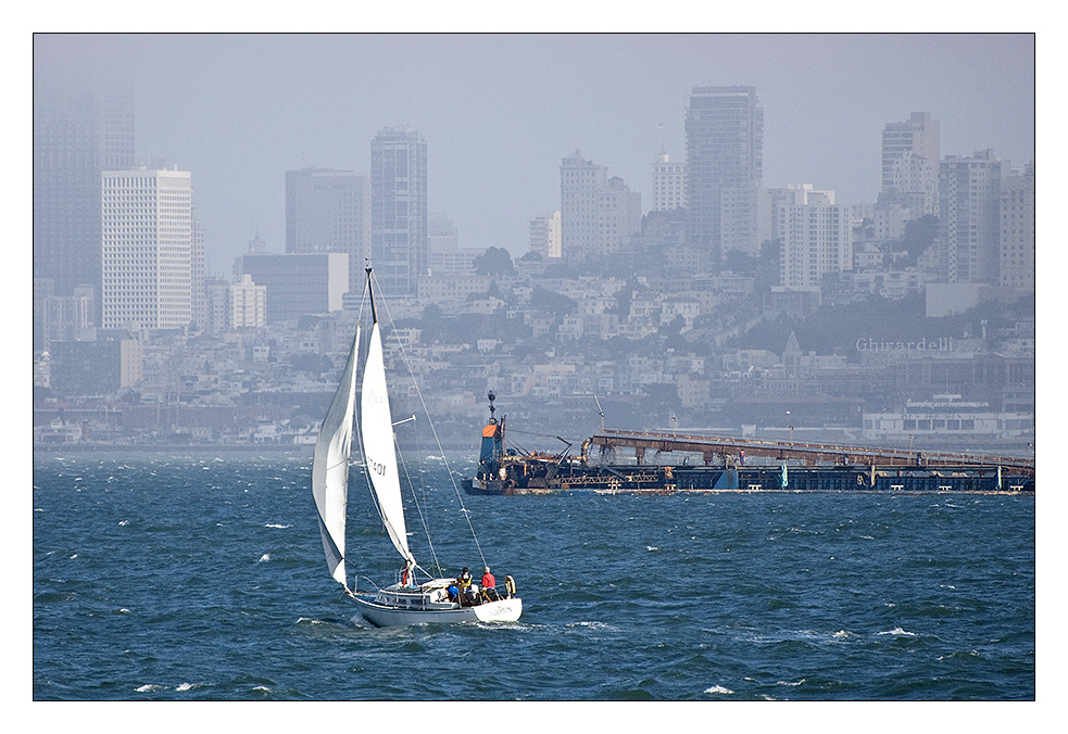 Segler vor Skyline von San Francisco