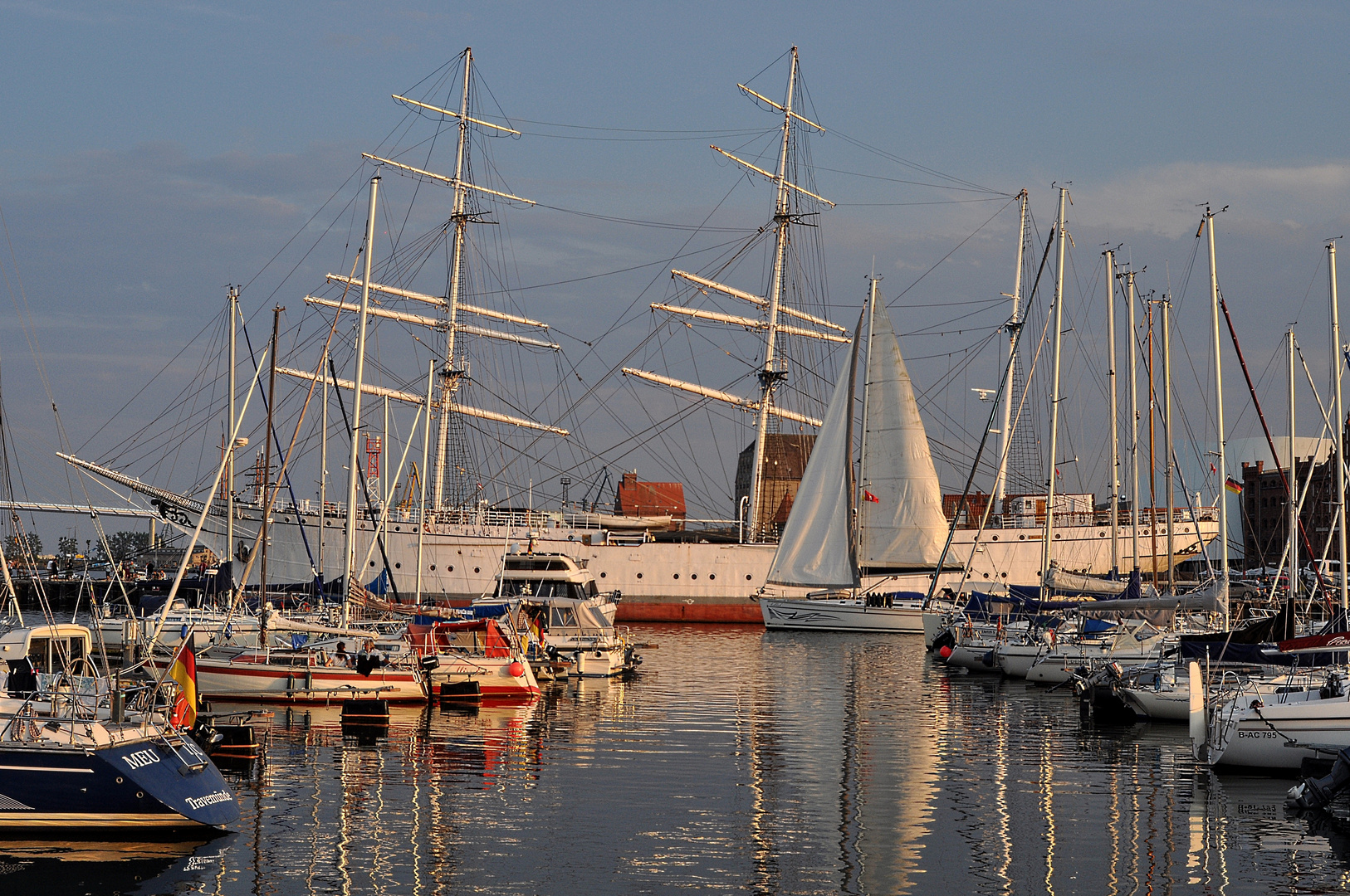 Seglerhafen Stralsund, im Hintergrund die Gorch Fock