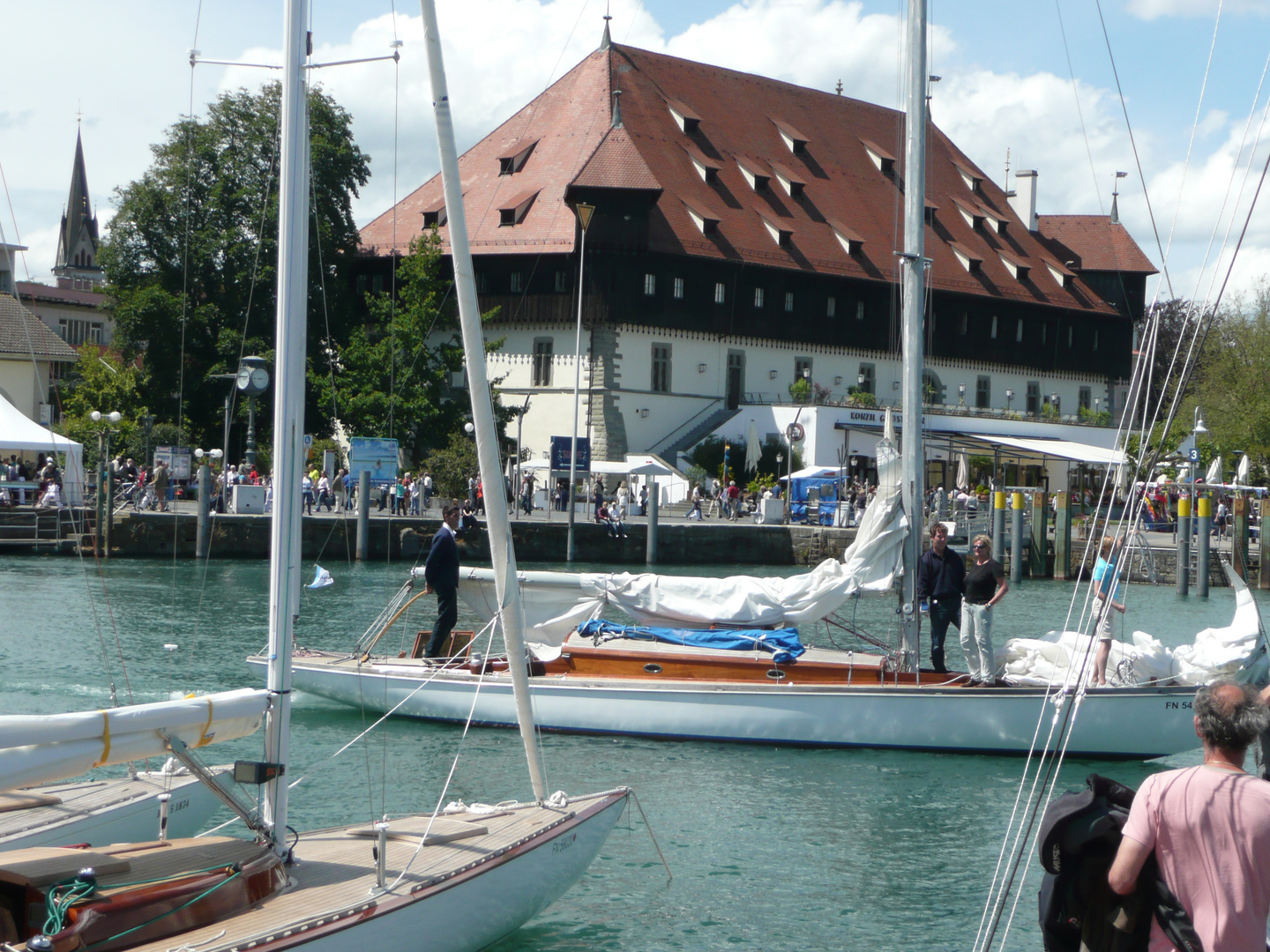 Seglertreff vor dem Konstanzer Konzilgebäude