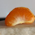 Segment von Mandarine auf altem, staubigem Marmor