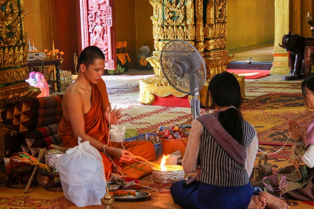 Segnung im Wat Simuang