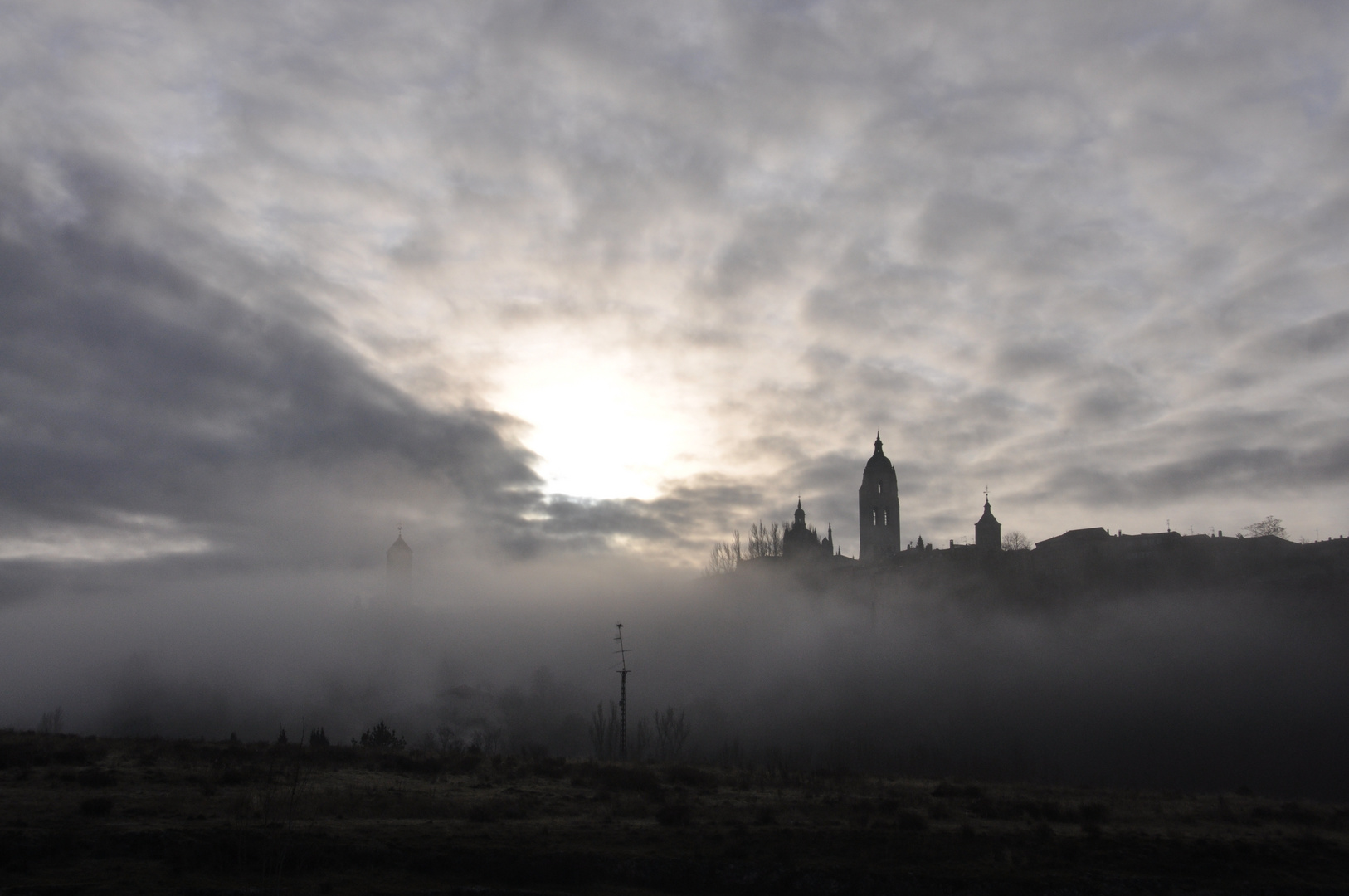 Segovia frühmorgens im Nebel