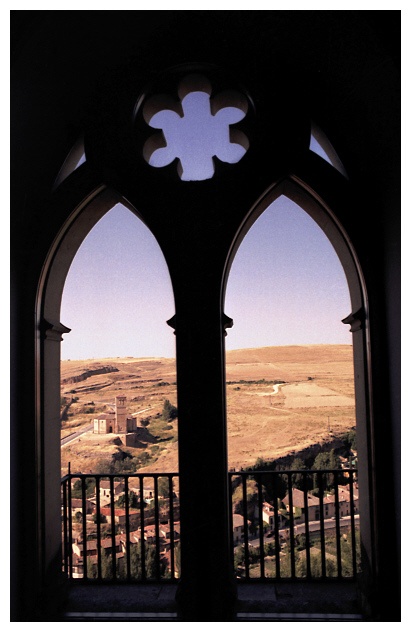 Segovia: Vista de la iglesia de la Vera Cruz por una ventana del alcázar (para Mascha)