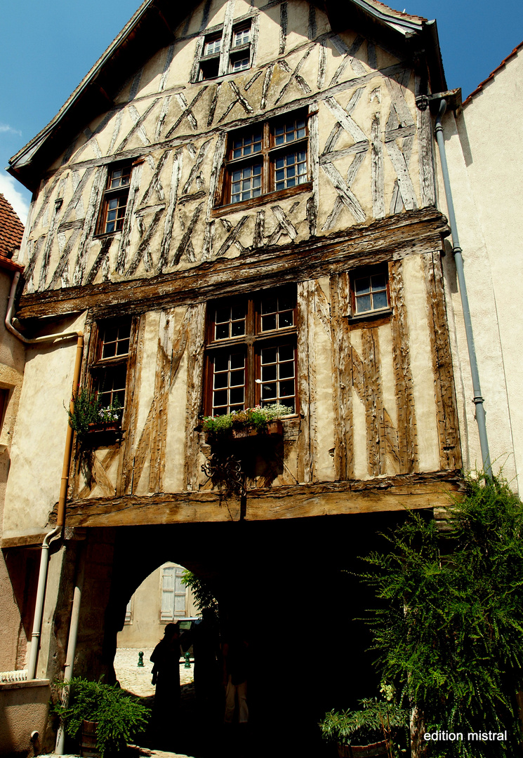 sehr altes Fachwerkhaus in Noyers sur Serein