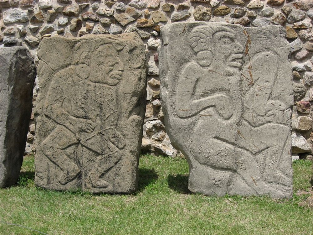 Sehr gut erhaltene Skulpturen in " Monte Alban" Oaxaca