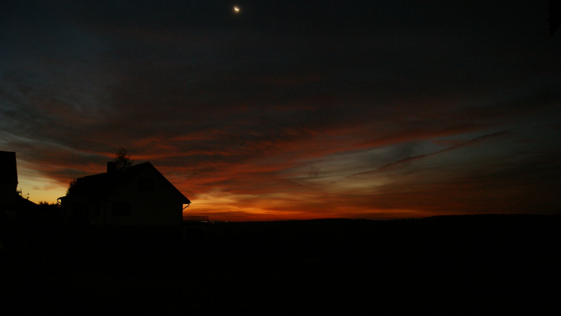 sehr intensiv der Sonnenaufgang im Herbst.