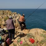 SEHR MUTIG, die beiden Damen (etwa 65 Jahre alt) angeln hier direkt an der Steilüste, es...