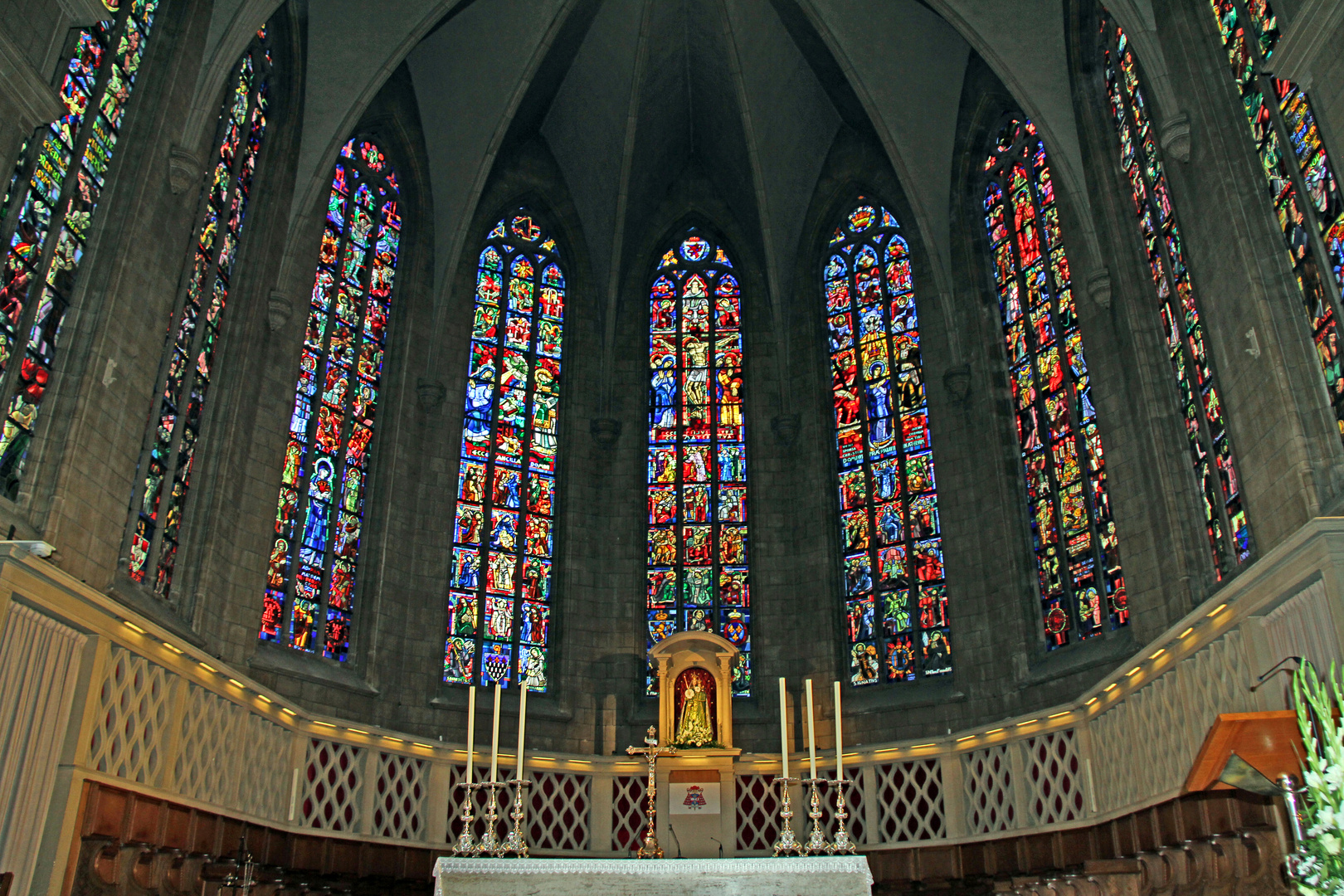 Sehr prachtvolle Mosaikfenster in der Kirche Luxemburg Stadt