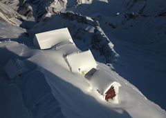 sehr tief verschneit sind die Häuser vom Alten Säntis