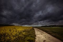 ....seht der Wind treibt Regen übers Land....