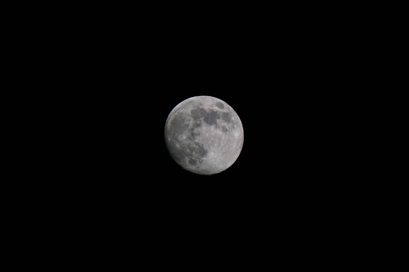 Seht Ihr den Mond dort stehen?