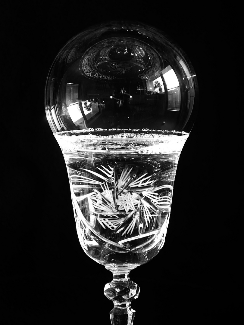 Seifenblase auf dem Kristallglas