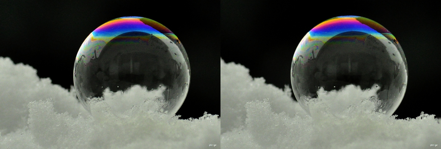 Seifenblase im Schnee - 3D Kreuzblick