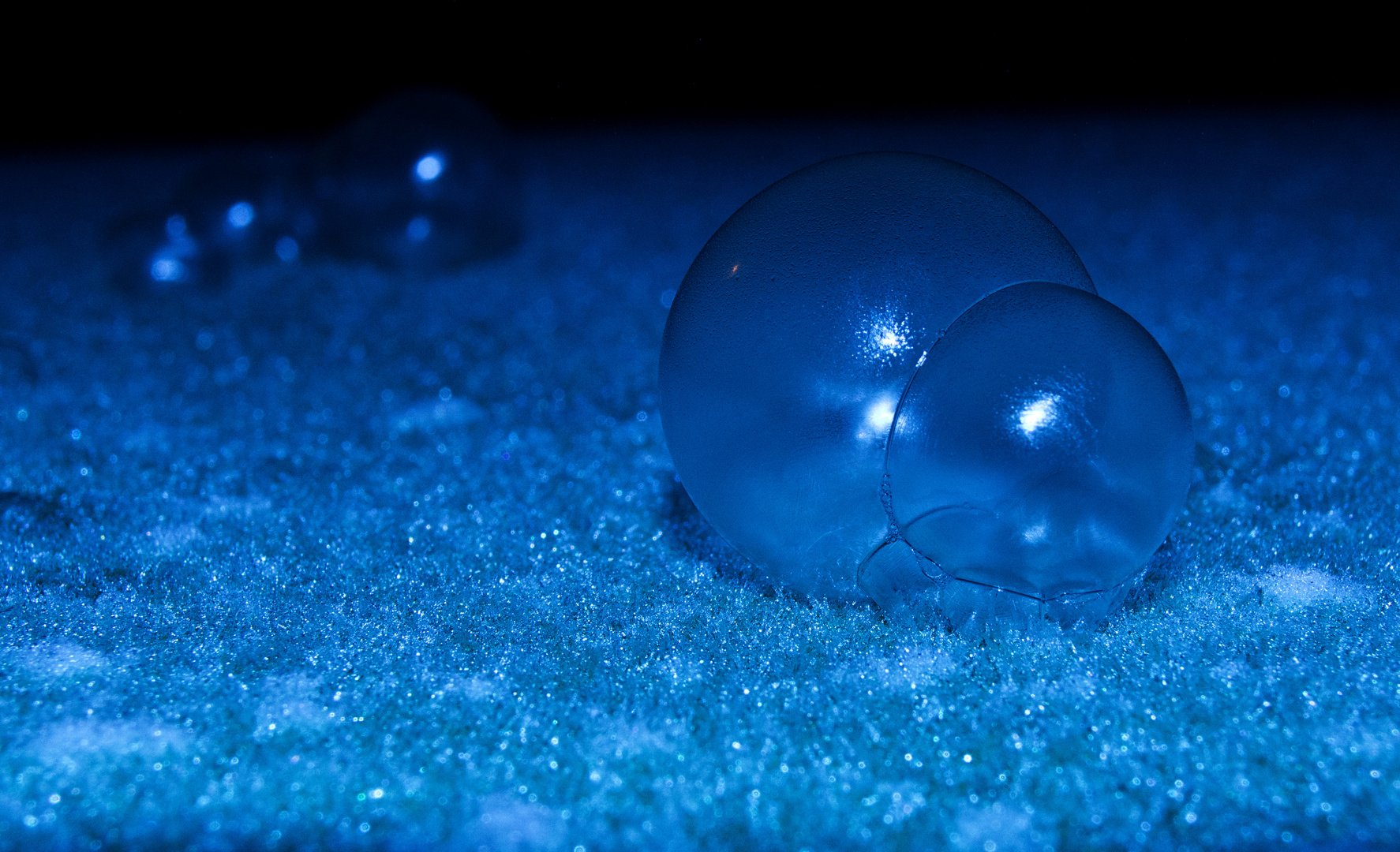 Seifenblasen auf Eiskristallen