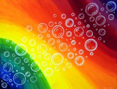 Seifenblasen schweben vor dem Regenbogen