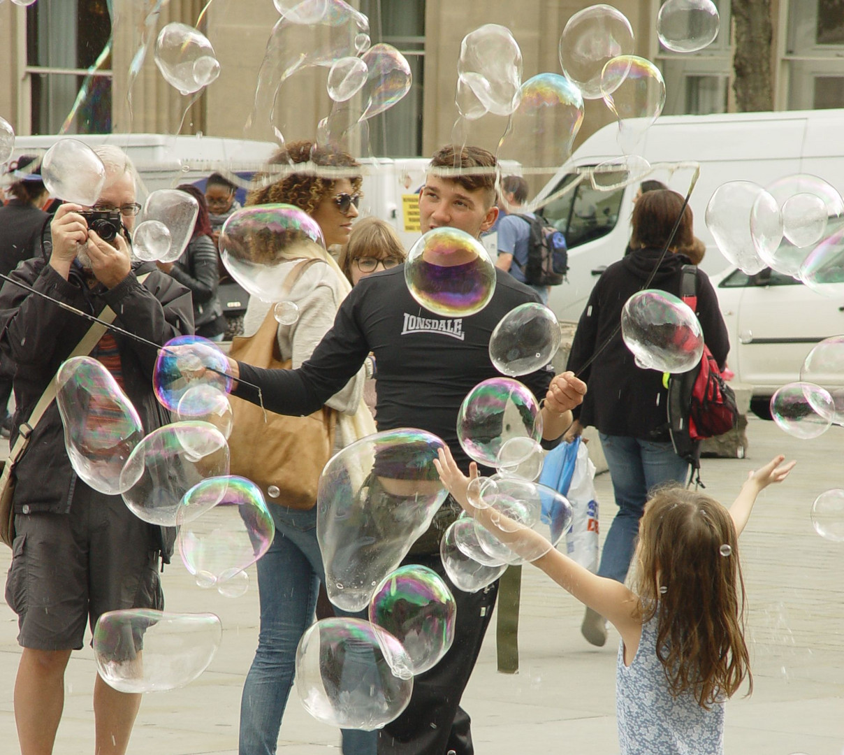 Seifenblasen-Straßenkünstler in Edinburgh (2)