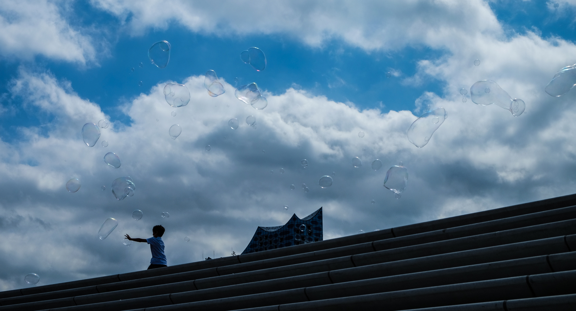 Seifenblasen über der Elbphilharmonie Hamburg