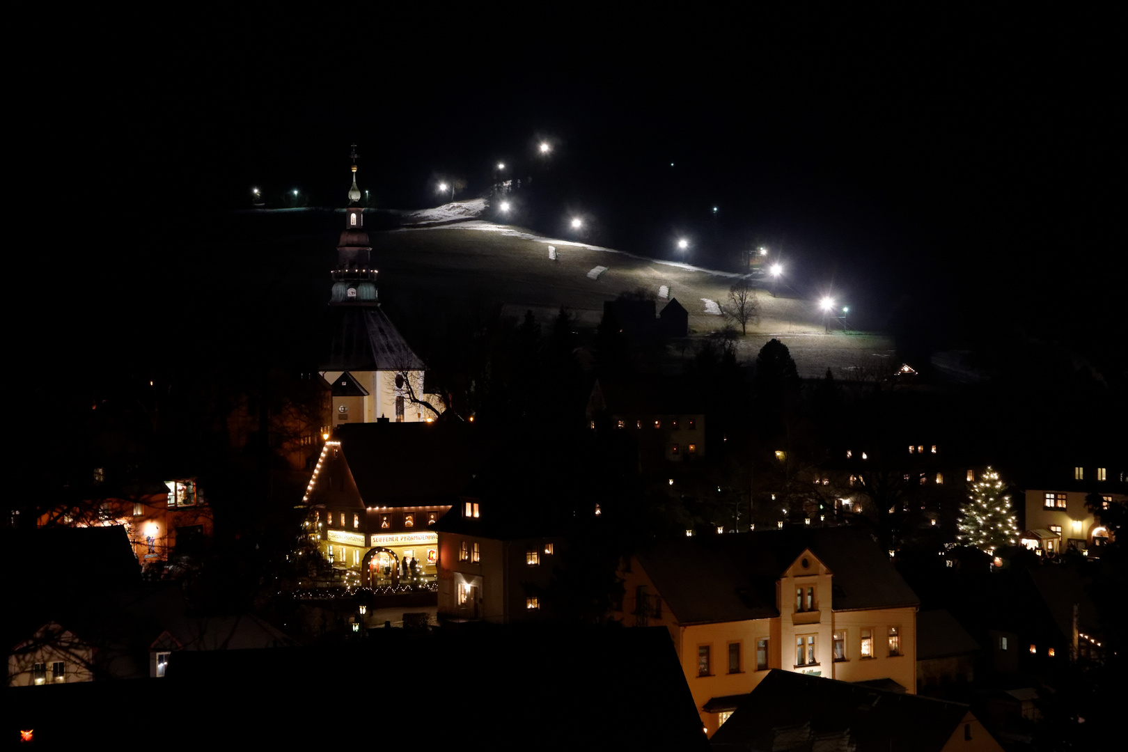 Seiffen am Abend nach der Großen Bergparade