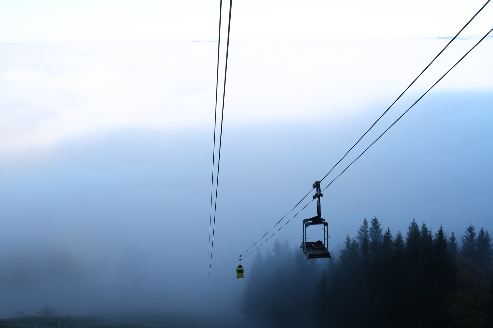 Seilbahn im Nebel