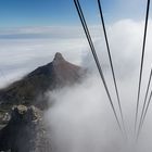 Seilbahnfahrt nach unten in die Wolken