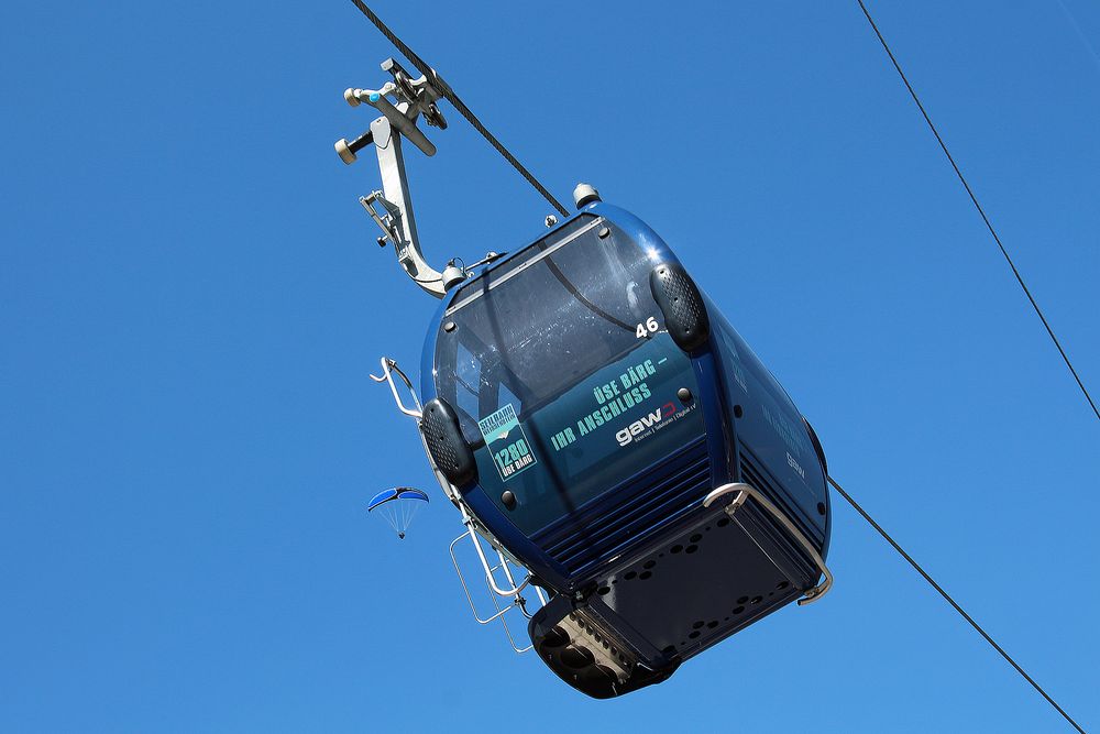 Seilbahnfahrt und Gleitschirmflug