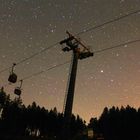 Seilbahnmast am Ochsenkopf mit Skisprungschanze im Hintergrund