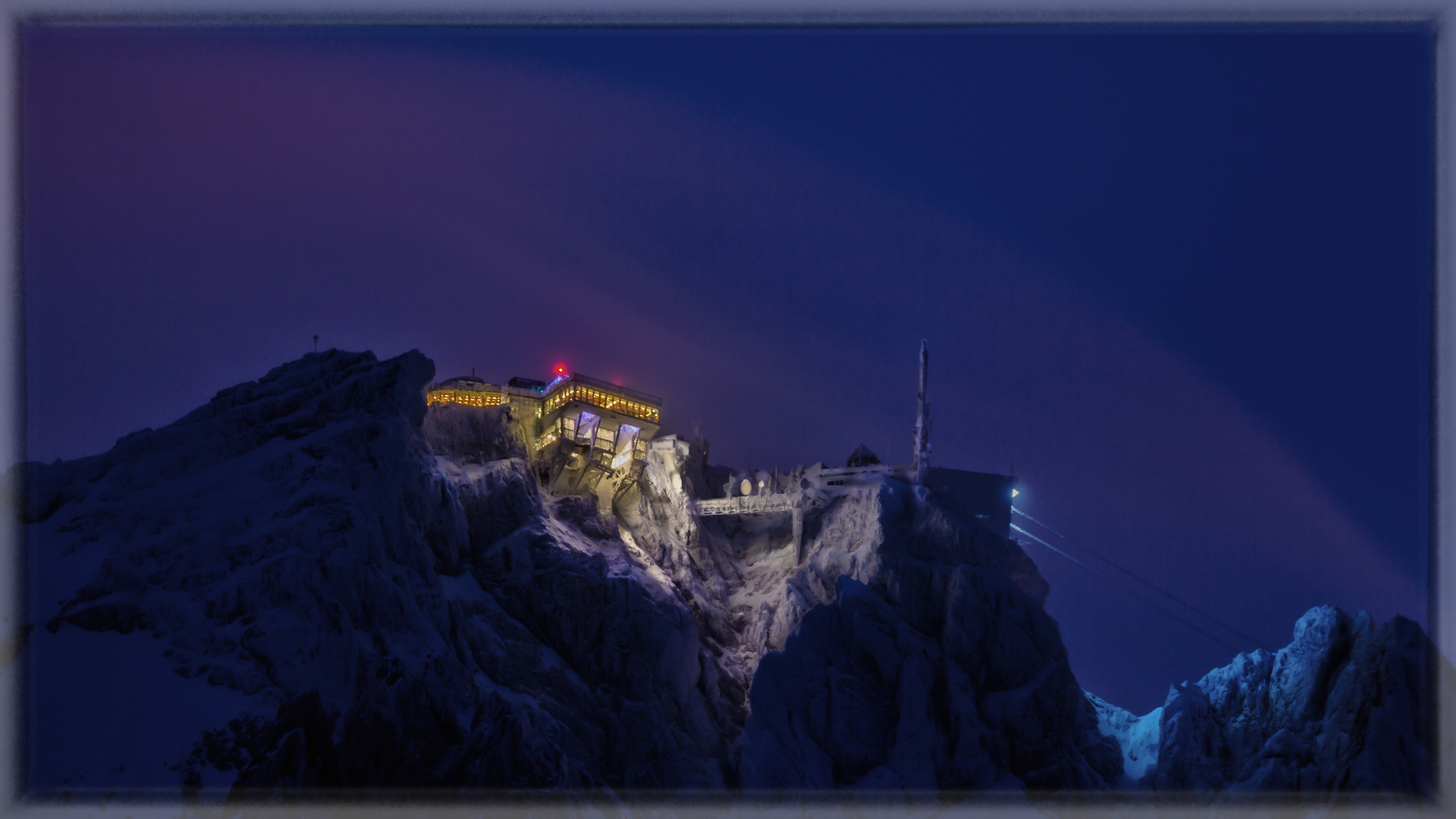 Seilbahnstation auf Zugspitze zur blauen Stunde