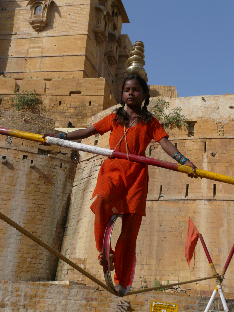 Seiltänzerin- Wüstenstadt Jaisalmer