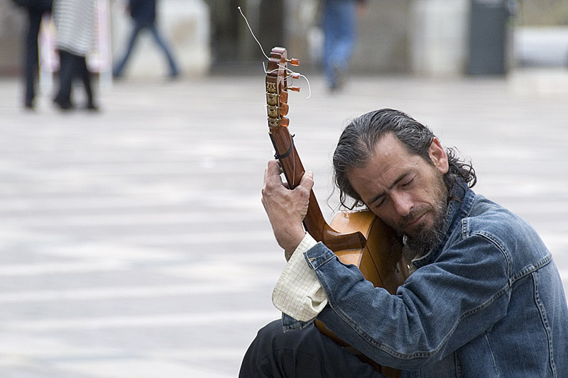 Seine Gitarre ist die Liebe seines Lebens.