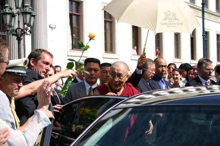 Seine Heiligkeit Dalai Lama in Wiesbaden am 27.7.05; Hoher Besuch in der Hessischen Landeshauptstadt