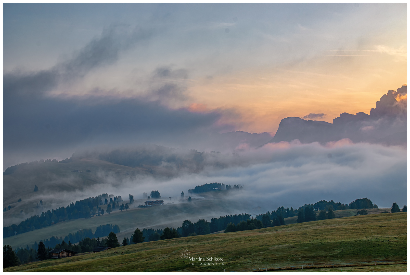 Seiser Alm bei Sonnenaufgang udn Nebel