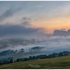 Seiser Alm bei Sonnenaufgang udn Nebel