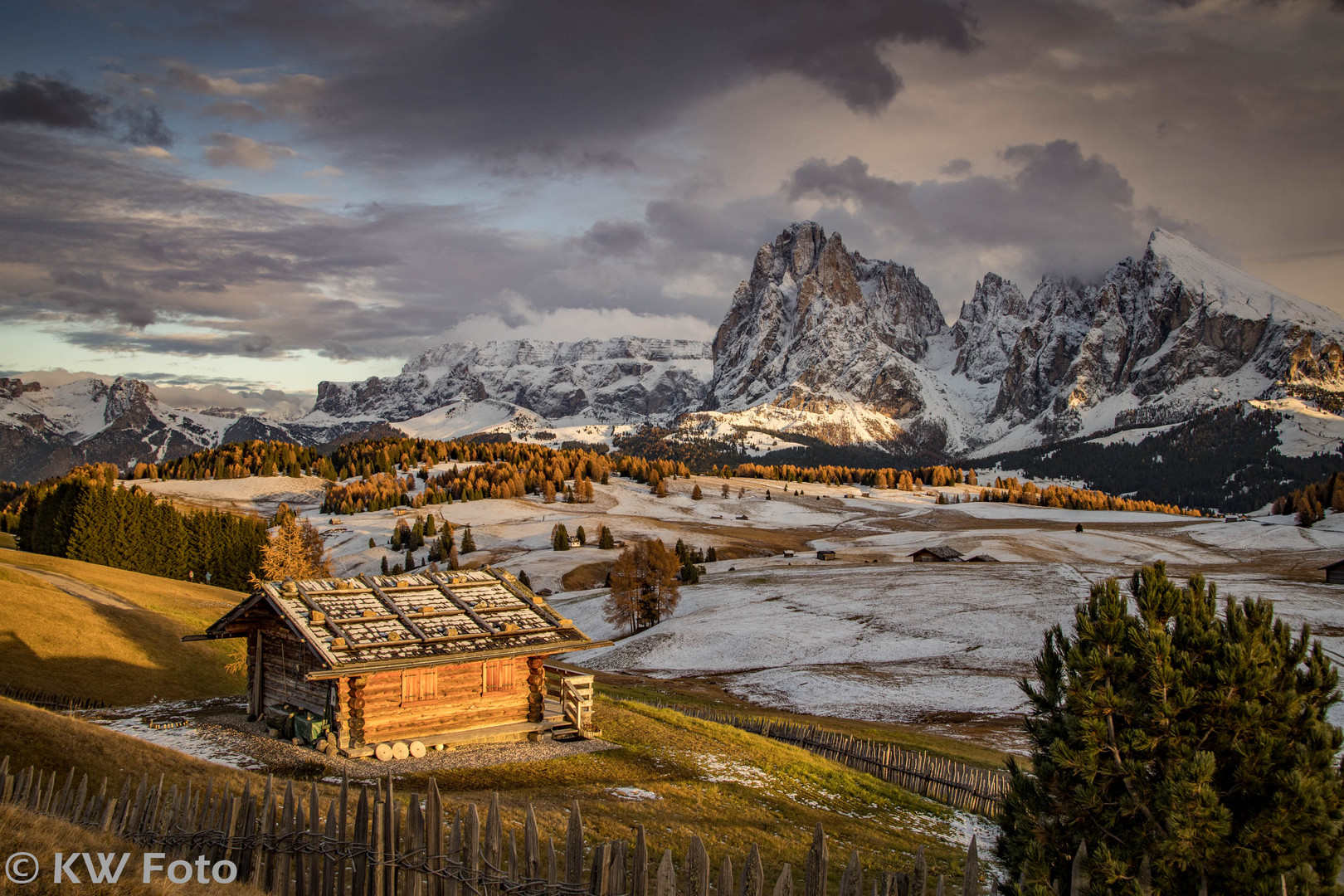 Seiser Alm - Hütte im letzten Liht