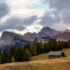 Seiser Alm mit Wolkenhimmel und einsamer Hütte