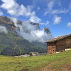 Seiseralm, Heuschober vor dem Schlernmassiv