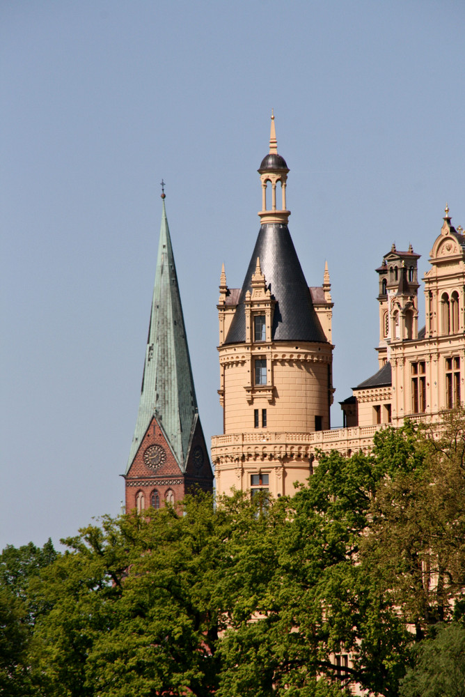 Seit wann steht der Dom NEBEN dem Schloss???