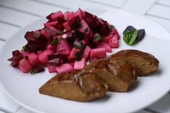 Seitan mit Apfel-Rote Beete Salat