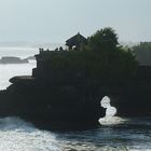 ...Seite an Seite mit dem Puri Tanah Lot...