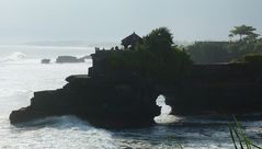 ...Seite an Seite mit dem Puri Tanah Lot...