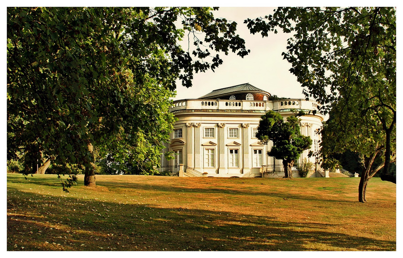 (Seiten-)Blick auf Schloß Richmond