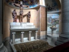 seitenaltar und taufbecken