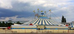 Seitenansicht Circus Roncalli zur Zeit in Karlsruhe.