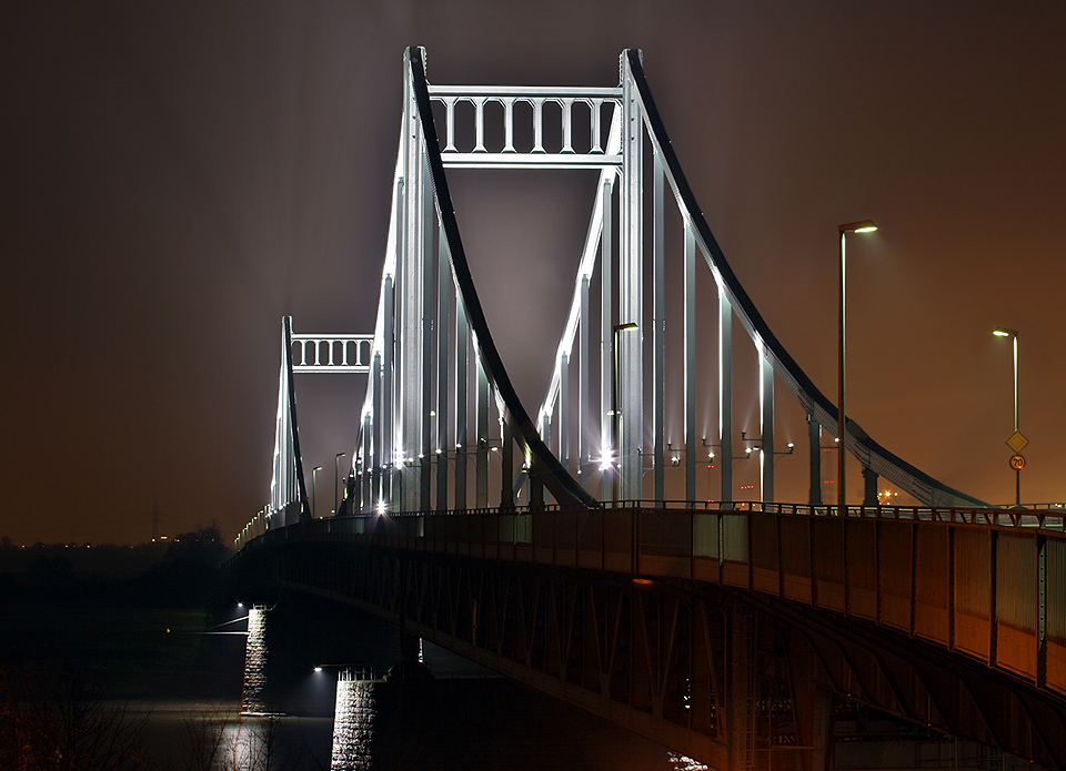 Seitenansicht der Rheinbrücke Krefeld