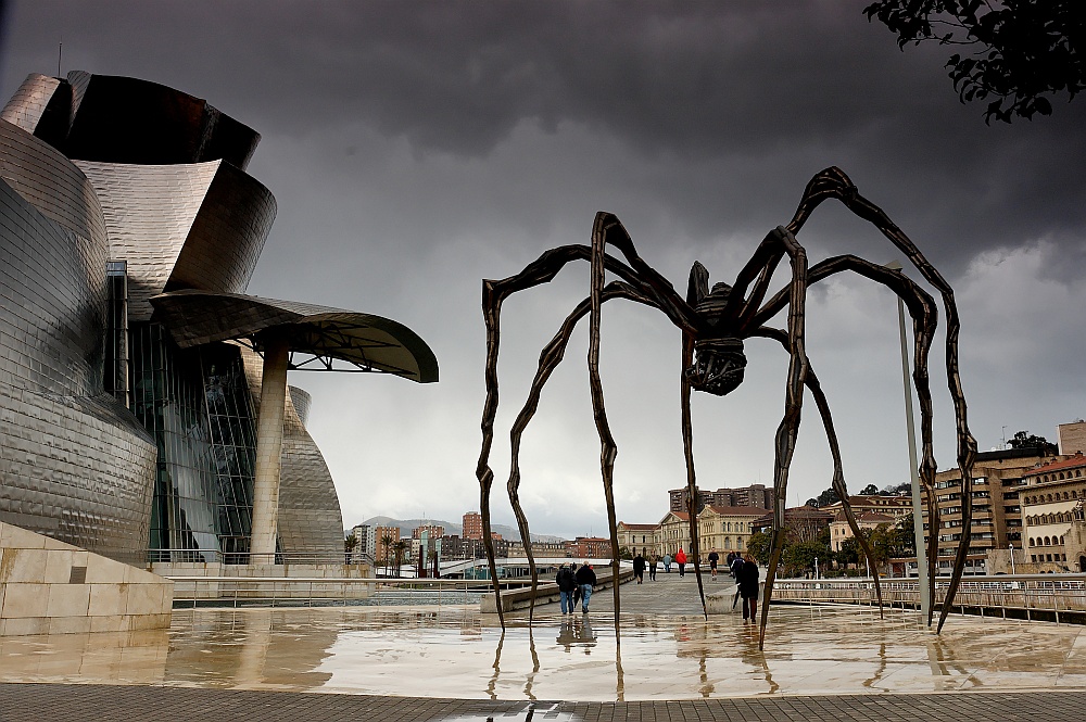 Seitenansicht des Guggenheim Museums mit dem Spider