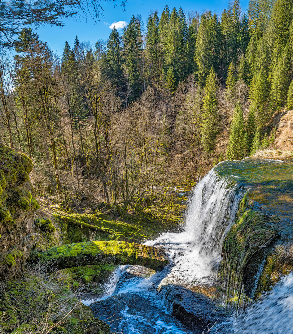 Seitenansicht eines Wasserfalls