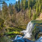 Seitenansicht eines Wasserfalls