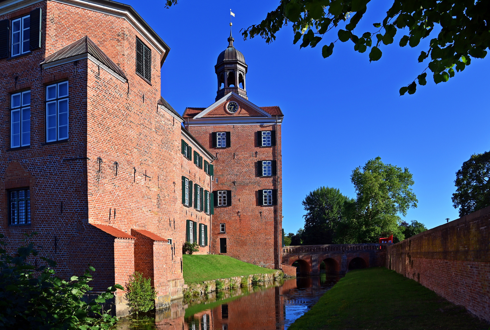 Seitenansicht Eutiner Schloss mit Wassergraben