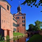 Seitenansicht Eutiner Schloss mit Wassergraben