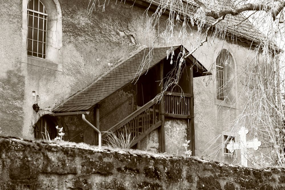 Seitenaufgang zur Kirche in Holzthaleben/Thür.