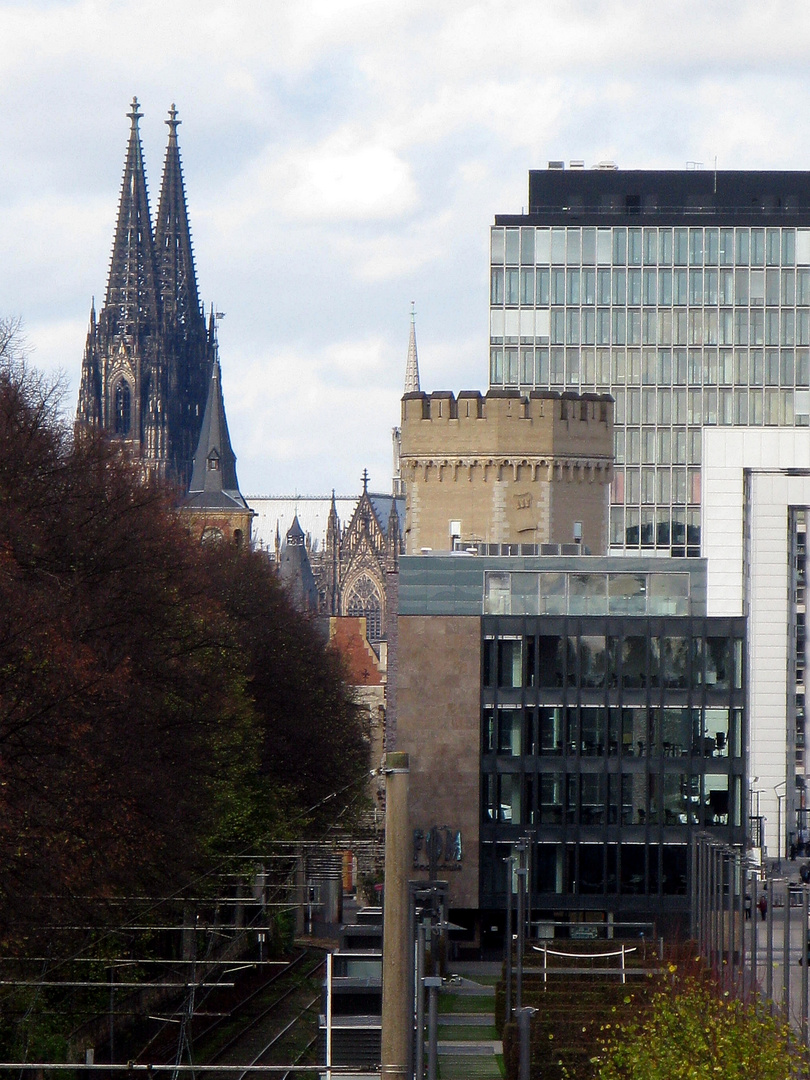 Seitenblick auf den Kölner Dom